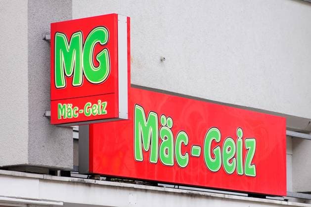 Berlin, Deutschland 28. Januar 2023: Mäc-Geiz Schild Wittenbergplatz Berlin *** Berlin, Germany 28 January 2023 Mäc Geiz sign Wittenbergplatz Berlin Copyright: xFotostandx xReuhlx