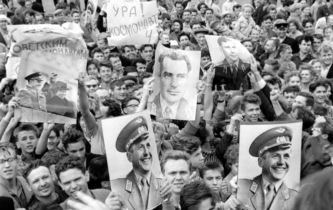 Moscow, USSR. August 12, 1962. Residents of the city hold a rally in Red Square dedicated to the launch of the Vostok 4 spacecraft manned by Soviet cosmonaut Pavel Popovich. Viktor Koshevoi, Nikolai Sitnikov TASS  11703496
