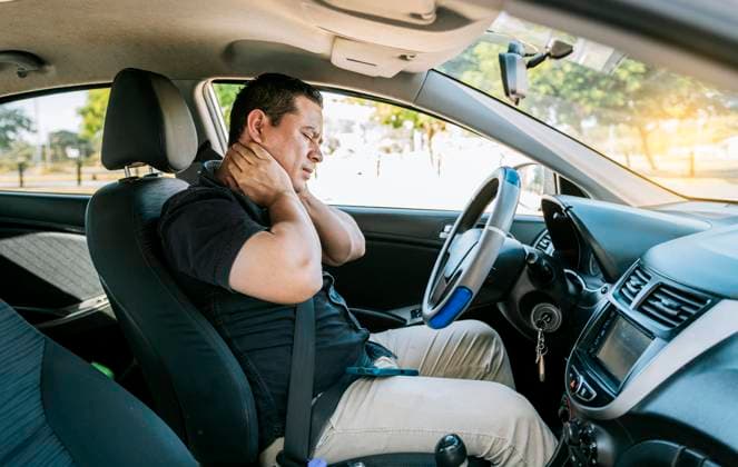  Erschöpfter Fahrer mit Nackenschmerzen im Verkehr, Fahrer Menschen mit Nackenschmerzen im Auto. Erschöpfter Fahrer mit Schmerzen und Stress. Mann im Auto mit Nackenschmerzen *** Erschöpfter Driver with Neck pain at Traffic, Driver People with Neck pain at Car Erschöpfter Driver with Pain and Stress Man at Car with Neck pain Copyright: imageBROKER/IsaixHernandez ibxiih08998290.jpg ,model released, Symbolfoto ,property released