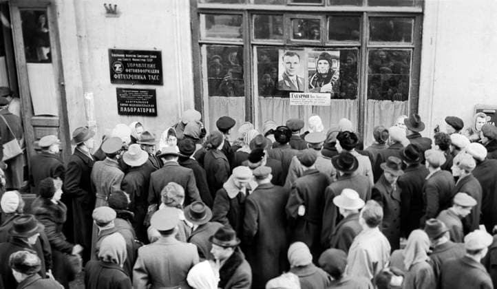 Moscow, USSR. April 12, 1961. Residents of the city read news about Yuri Gagarin s space flight on Vostok-1 at the entrance to the TASS Photo Chronicle office in the Street of the 25th of October. Valentin Khukhlaev TASS  1478930