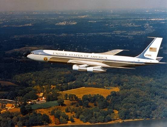 September 30, 1977, Mount Vernon, Virginia, USA: High angle side view of Air Force One, tail number 27000, a VC137 a modified version of the Boeing 707 353B, in flight over the home of US President George Washington in Mount Vernon, Virginia on 30 September, 1977. The aircraft was placed in service on 9 August, 1972 for then-US President Richard M. Nixon, and continued in service for US Presidents Gerald Ford, Jimmy Carter, Ronald Reagan, George H. W. Bush, Bill Clinton, and George W. Bush until its final flight on 29 August, 2001. The aircraft is currently in the possession of the Reagan Foundation and it is on display at the Ronald Reagan Presidential Library in Simi, Valley, California..Mandatory Credit: Ken Hackman USAF via CNP Mou - ZUMAs152 19770930_zaa_s152_001 Copyright: xKenxHackmanx-xUSAFxviaxCNPx