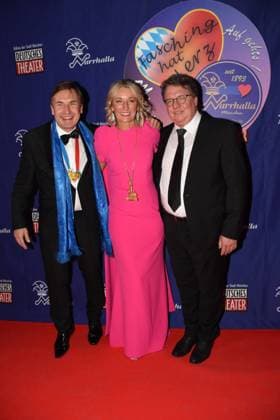 Thomas Linsmayer Deutsches Theater Geschaeftsfuehrer Monika Gruber Kabarettistin Karl Valentin Orden Preistraegerin Helmut Schleich Kabarettist Laudator Muenchen 28.01.2023 Deutsches Theater Narrhalla Soiree Verleihung des Karl Valentinsorden Muenchen