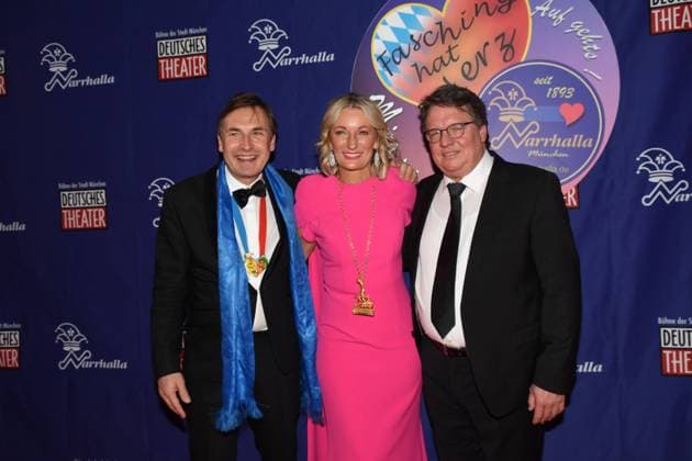 Thomas Linsmayer Deutsches Theater Geschaeftsfuehrer Monika Gruber Kabarettistin Karl Valentin Orden Preistraegerin Helmut Schleich Kabarettist Laudator Muenchen 28.01.2023 Deutsches Theater Narrhalla Soiree Verleihung des Karl Valentinsorden Muenchen