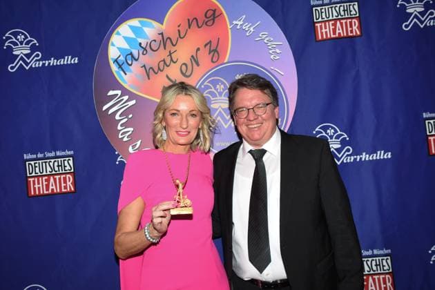 Monika Gruber Kabarettistin Karl Valentin Orden Preistraegerin Helmut Schleich Kabarettist Laudator Muenchen 28.01.2023 Deutsches Theater Narrhalla Soiree Verleihung des Karl Valentinsorden Muenchen