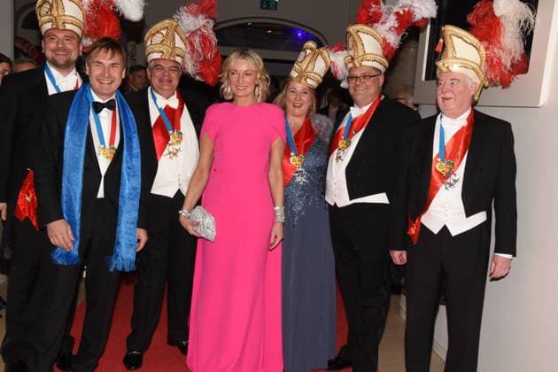 Thomas Linsmayer Deutsches Theater Geschaeftsfuehrer Guenther Grauer Narrhallapraesident mit Praesidium Monika Gruber Kabarettistin Karl Valentin Orden Preistraegerin Muenchen 28.01.2023 Deutsches Theater Narrhalla Soiree Verleihung des Karl Valentinsorden Muenchen