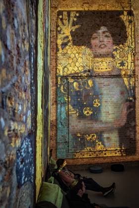 Berlin Prenzlauer Berg; Gustav Klimt: Klimts Kuss - eine immersive Geschichte; Musikbrauerei - 29.01.2023. NUR REDAKTIONELLE NUTZUNG Berlin