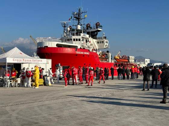 News Themen der Woche KW04 News Bilder des Tages January 29, 2023, MARINA DI CARRARA: The Ocean Viking ship of the NGO Sos Mediterranee with on board 95 migrants rescued off the coast of Libya docks at the port of Marina di Carrara, Italy, 29 January 2023. .ANSA RICCARDO DALLE LUCHE MARINA DI CARRARA - ZUMAa110 20230129_zaf_a110_033 Copyright: xRiccardoxDallexLuchex