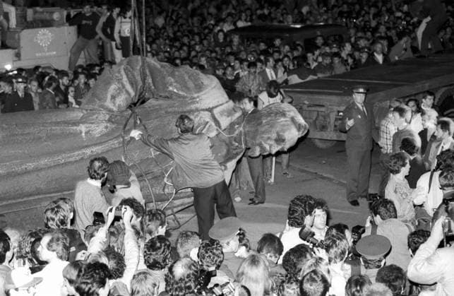 Moscow, USSR. The monument to Soviet statesman Felix Dzerzhinsky is being dismantled on Lubyanskaya Square after a failed coup attempt by members of the State Committee for the State of Emergency headed by Vice-President of the USSR Gennady Yanayev. Sergei Mamontov TASS  11642471