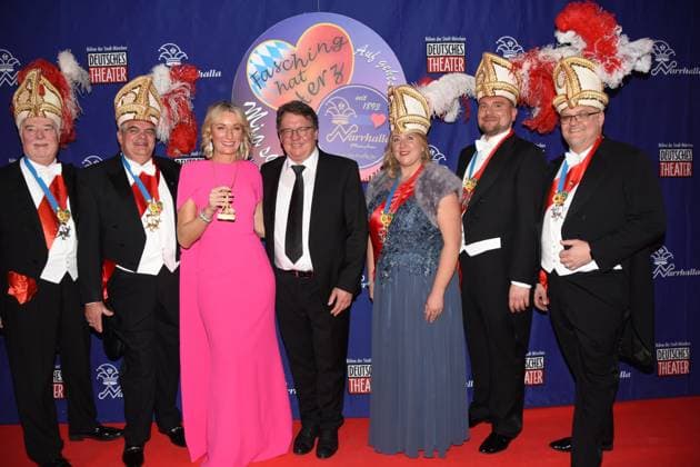 Guenther Grauer Narrhalla Praesident Monika Gruber Kabarettistin Karl Valentin Orden Preistraegerin und Narrhalla Praesidium Helmut Schleich Kabarettist Laudator Muenchen 28.01.2023 Deutsches Theater Narrhalla Soiree Verleihung des Karl Valentinsorden Muenchen