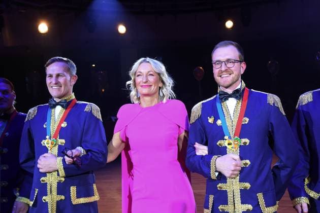 Monika Gruber Kabarettistin Karl Valentin Orden Preistraegerin mit Fahnen Gardisten Muenchen 28.01.2023 Deutsches Theater Narrhalla Soiree Verleihung des Karl Valentinsorden Muenchen
