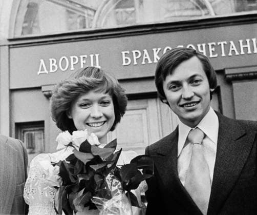 Moscow, USSR. World chess champion Anatoly Karpov and his wife Irina Kuimova stand in front of the Wedding Palace No. 1 after the marriage registration ceremony. E. Volkov TASS  16121999