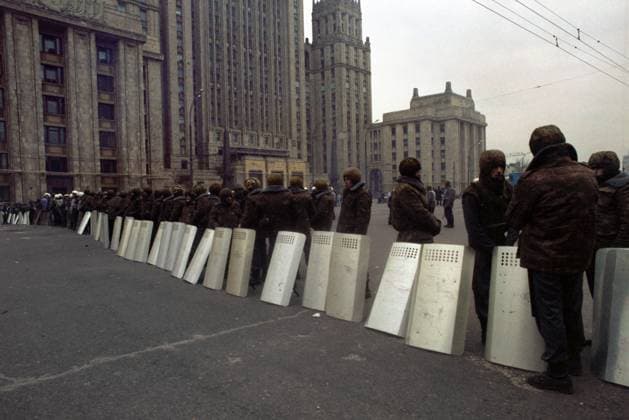 Moscow, Russia. Military force encircle Smolenskaya Square after Russia s President Boris Yeltsin issued a decree on the dissolution of the Congress of People s Deputies and the Supreme Soviet followed by a political stand-off and mass protests. Anatoly Morkovkin TASS  17735161