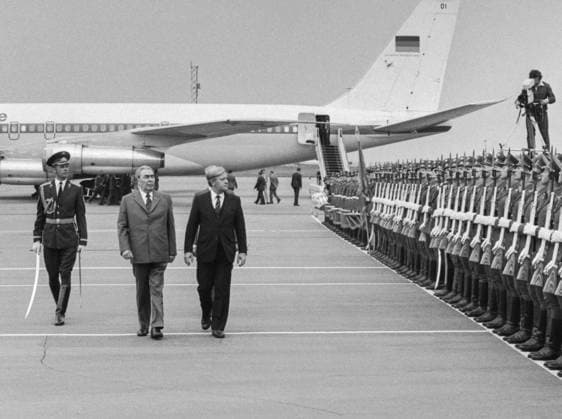 Moscow, USSR. June 30, 1980. General Secretary of the CPSU Central Committee Leonid Brezhnev meets Federal Chancellor of the Federal Republic of Germany Helmut Schmidt at Vnukovo-2 airport. Valentin Kuzmin, Vladimir Musaelyan TASS  17735605