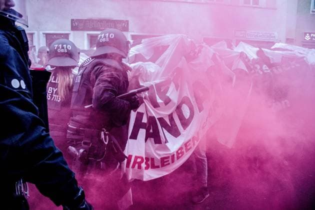 Antifa-Demo gegen die AfD in Rosenheim Am 28. Januar 2023 versammelten sich rund 200 Menschen in Rosenheim um gegen das dortige Parteibüro der AfD zu demonstrieren. Auf Höhe der Rosenheimer Polizei Wache wurde von den Demonstrierenden Pyrotechnik gezündet, außerdem wurden Farbe, Glasflaschen, Feuerwerk und Steine auf die Polizei Wache geworfen. Die Demonstration wurde daraufhin von der Polizei kurzzeitig gestoppt, eine demonstrierende Person erlitt dabei eine Gehirnerschütterung. ++ On January 28, 2023, around 200 people gathered in Rosenheim to demonstrate against the AfD party office there. At the level of the Rosenheim police station, pyrotechnics were detonated by the demonstrators, and paint, glass bottles, fireworks and stones we Copyright: xleo.fgex