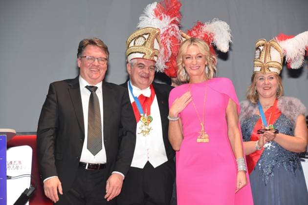 Helmut Schleich Kabarettist Laudator Guenther Grauer Narrhalla Praesident Monika Gruber Kabarettistin Karl Valentin Orden Preistraegerin Muenchen 28.01.2023 Deutsches Theater Narrhalla Soiree Verleihung des Karl Valentinsorden Muenchen