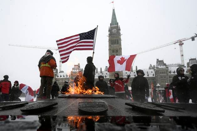 News Bilder des Tages January 29, 2023, Ottawa, ON, CAN: Demonstrators hold flags as they mark the one year anniversary of the Freedom Convoy on Parliament Hill in Ottawa, on Sunday, Jan. 29, 2023. Ottawa CAN  - ZUMAc35_ 20230129_zaf_c35_006 Copyright: xJustinxTangx