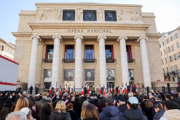 Bilder des Jahres 2023, News 01 Januar News Themen der Woche KW04 News Bilder des Tages January 29, 2023, Marseille, France: Gathering in front of the Marseille Opera during the commemoration of the Marseille roundup. Between January 22 and 24, 1943, the city of Marseille experienced major roundups of residents of Jewish origin, and the destruction of an entire neighborhood near the Old Port. Eighty years later, the city organized commemorations around these raids and the destruction of the old quarters during the Second World War, qualified by the mayor of the second city of France of crime against humanity Marseille France - ZUMAs197 20230129_zaa_s197_235 Copyright: xDenisxThaustx