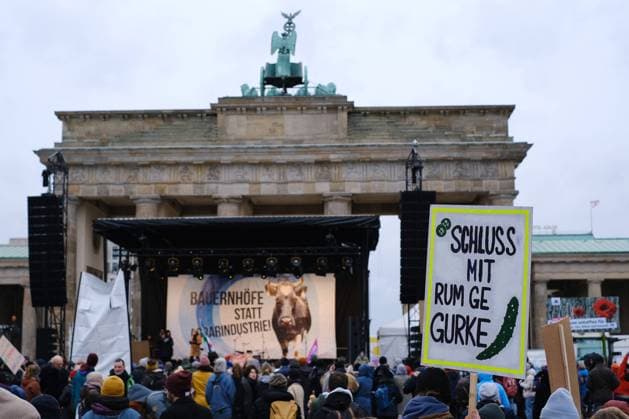 Demonstration von Landwirten, Klima- und Tierschützern der Initiative Wir haben es satt für eine Wende in der Agrarpolitik in Berlin. Das Bündnis fordert eine sozial gerechte Agrar- und Ernährungswende, das Motto lautet: Gutes Essen für alle – statt Profite für wenige . Demonstration of farmers, climate and animal rights activists of the initiative We are fed up for a turnaround in agricultural policy in Berlin. The alliance demands a socially just agricultural and nutritional turnaround, the motto is: Good food for all - instead of profits for a few . snapshot-photography K.M.Krause *** Demonstration of farmers, climate and animal rights activists of the initiative We are fed up for a turnaround in agricultural policy in Berlin The