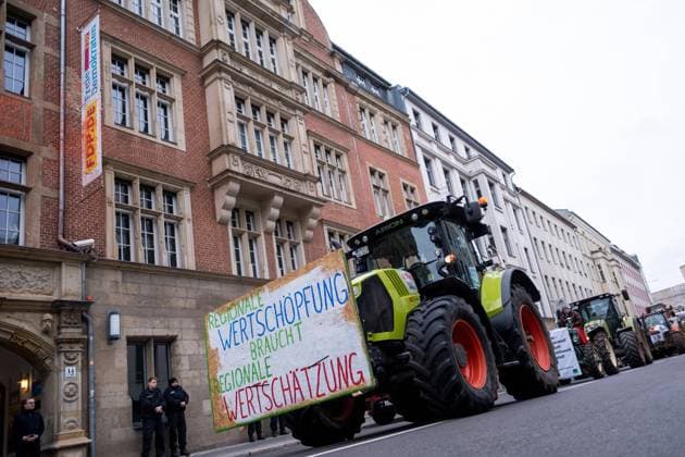 Demonstration von Landwirten, Klima- und Tierschützern der Initiative Wir haben es satt für eine Wende in der Agrarpolitik in Berlin. Das Bündnis fordert eine sozial gerechte Agrar- und Ernährungswende, das Motto lautet: Gutes Essen für alle – statt Profite für wenige . Demonstration of farmers, climate and animal rights activists of the initiative We are fed up for a turnaround in agricultural policy in Berlin. The alliance demands a socially just agricultural and nutritional turnaround, the motto is: Good food for all - instead of profits for a few . snapshot-photography K.M.Krause *** Demonstration of farmers, climate and animal rights activists of the initiative We are fed up for a turnaround in agricultural policy in Berlin The