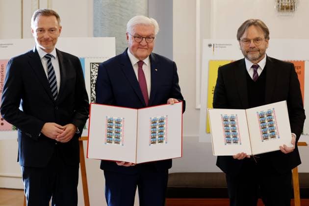 News Themen der Woche KW05 News Bilder des Tages Christian Lindner, MdB, Bundesminister der Finanzen, Bundespräsident Frank-Walter Steinmeier, Deutschland, Berlin, Schloss Bellevue, Übergabe der Wohlfahrtsmarken 2023 durch den Bundesminister der Finanzen an den Bundespräsidenten *** Christian Lindner, MdB, Federal Minister of Finance, Federal President Frank Walter Steinmeier, Germany, Berlin, Bellevue Palace, Presentation of the 2023 Welfare Stamps by the Federal Minister of Finance to the Federal President