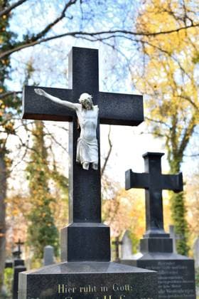 Stilles Gedenken. Grabkreuze im alten Friedhof. München Bayern Deutschland *** Silent remembrance grave crosses in old cemetery Munich Bavaria Germany Copyright: xRolfxPossx