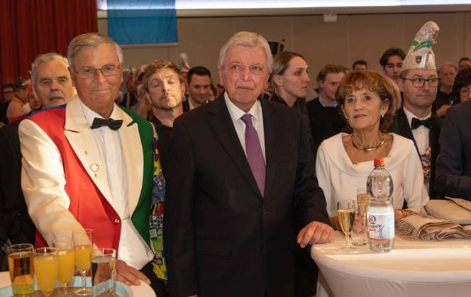 Verleihung des Courageordens an Volker Bouffier 29.01.2023 Bürstadt Verleihung des Courageordens an Volker Bouffier Wolfgang Bosbach, Volker Bouffier, Ursula Bouffier