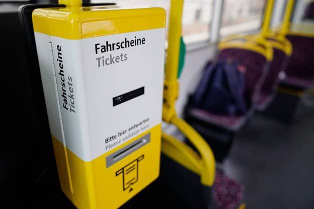 Fahrscheinautomat im Bus des oeffentlichen Nahverkehr Ticketautomat, Entwertung von Fahrscheinen im oeffentlichen Nahverkehr der BVG Berliner Verkehrsbetriebe, Symbolbild fuer Erhoehungen im Fahrpreis, Ticketpreis, Abo, 29 EUR Ticket Berlin Berlin Deutschland *** Ticket machine in the bus of the public transport ticket machine, validation of tickets in the public transport of the BVG Berlin transport company, symbol image for increases in the fare, ticket price, subscription, 29 EUR Ticket Berlin Berlin Germany