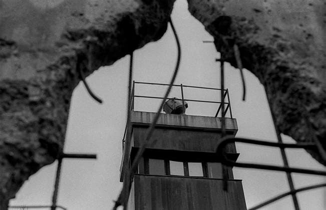 Berliner Mauer DDR, Berlin, 11.1.1990, Loch in der Mauer ..., Wachturm, Grenzturm, Â *** Berlin Wall GDR, Berlin, 11 1 1990, hole in the wall , watchtower, border tower, Â