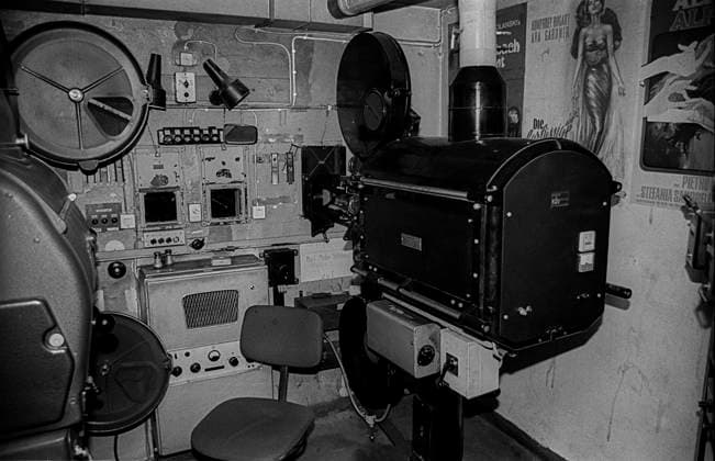 Kino Schlüter West-Berlin, 21.1.1990, Kino Schlüter in der Schlüterstraße, im Vorführraum: Filmmaschine (Vorführmaschine), Â *** Cinema Schlüter West Berlin, 21 1 1990, cinema Schlüter in Schlüterstraße, in the projection room film machine projection machine , Â