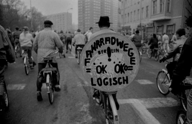 1. Fahrraddemo in Ostberlin DDR, Berlin, 7.1.1990, 1. Fahrraddemo in Ostberlin, Fahrradwege = Eoko = Ökologisch, Â *** 1 bicycle demo in East Berlin GDR, Berlin, 7 1 1990, 1 bicycle demo in East Berlin, bicycle paths Eoko Ecological, Â