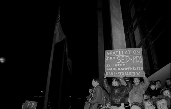 Kundgebung Volkskammer DDR, Berlin, 12.01.1990, Demo vor der Volkskammer (vornehmlich gegen das Ministerium für Staatssicherheit), Gratulation der SED - PDS zu ihrem Wahlkampfhelfer Karl-Eduard V. (von Schnitzler), Â *** Rally Peoples Chamber GDR, Berlin, 12 01 1990, demo in front of the Peoples Chamber mainly against the Ministry of State Security , congratulation of the SED PDS to their campaign worker Karl Eduard V von Schnitzler , Â