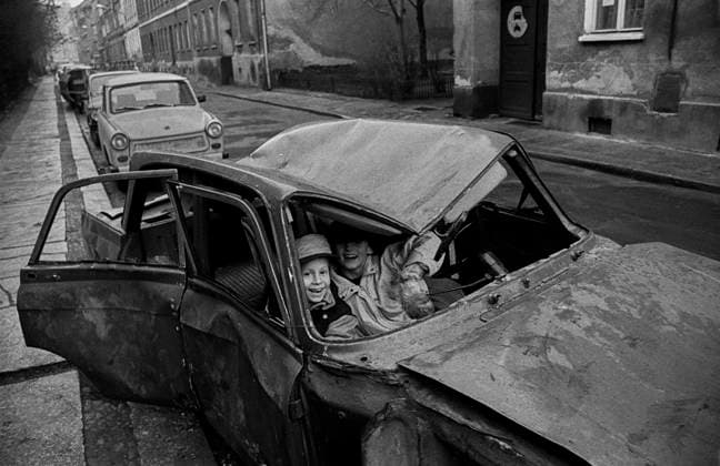 Steinstraße DDR, Berlin, 8.1.1990, Kinder in einem Autowrack in der Steinstraße, Â *** Steinstraße GDR, Berlin, 8 1 1990, children in a wrecked car on Steinstraße, Â.