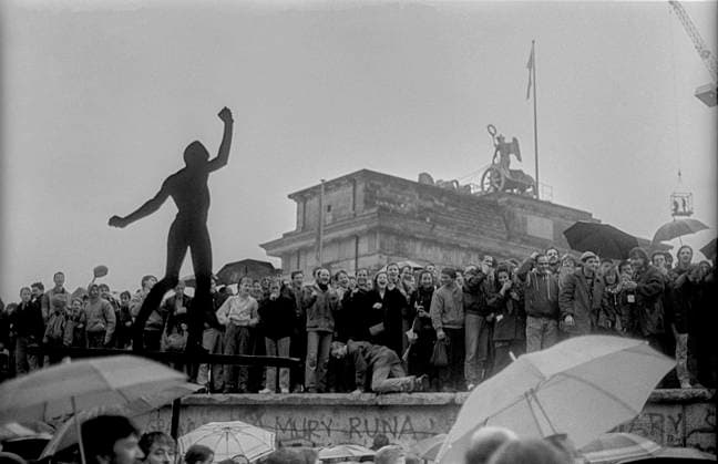 Oeffnung des Brandenburger Tor DDR, Berlin, 22.12.1989, Öffnung des Brandenburger Tor, am Brandenburger Tor wird die Mauer geöffnet, Menschen auf der Mauer, Â *** Opening of the Brandenburg Gate GDR, Berlin, 22 12 1989, opening of the Brandenburg Gate, at the Brandenburg Gate the wall is opened, people on the wall, Â