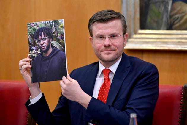 News Bilder des Tages Nürnbergs Oberbürgermeister Marcus König (CSU) bei der Vorstellung des Preisträgers für den Nürnberger Menschenrechtspreis 2023. Der Internationale Nürnberger Menschenrechtspreis 2023 geht an Malcolm Bidali aus Kenia (zu sehen auf dem gehaltenen Bild) für seinen Einsatz gegen die Ausbeutung von Arbeitsmigranten. Nürnberg, 30.01.2023 Bayern Deutschland Copyright: xDwixAnoraganingrumx