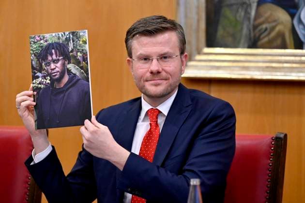Nürnbergs Oberbürgermeister Marcus König (CSU) bei der Vorstellung des Preisträgers für den Nürnberger Menschenrechtspreis 2023. Der Internationale Nürnberger Menschenrechtspreis 2023 geht an Malcolm Bidali aus Kenia (zu sehen auf dem gehaltenen Bild) für seinen Einsatz gegen die Ausbeutung von Arbeitsmigranten. Nürnberg, 30.01.2023 Bayern Deutschland Copyright: xDwixAnoraganingrumx