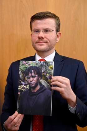 Nürnbergs Oberbürgermeister Marcus König (CSU) bei der Vorstellung des Preisträgers für den Nürnberger Menschenrechtspreis 2023. Der Internationale Nürnberger Menschenrechtspreis 2023 geht an Malcolm Bidali aus Kenia (zu sehen auf dem gehaltenen Bild) für seinen Einsatz gegen die Ausbeutung von Arbeitsmigranten. Nürnberg, 30.01.2023 Bayern Deutschland Copyright: xDwixAnoraganingrumx