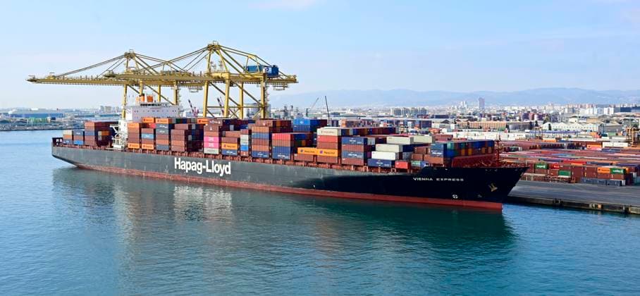 Das Hapag-Lloyd Containerschiff Vienna-Express wird im Hafen von Barcelona mit Containern beladen,fotografiert am 27.01.2023. Die Hapag-Lloyd AG ist ein börsenotiertes Transport-und Logistikunternehmen mit Unternehmenssitz in Hamburg. Â *** The Hapag Lloyd container ship Vienna Express is loaded with containers in the port of Barcelona,photographed on 27 01 2023 Hapag Lloyd AG is a publicly listed transport and logistics company headquartered in Hamburg Â