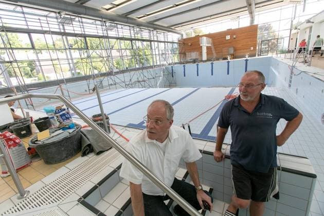 Sanierung Hallenbad Bottrop *** NUR FÜR REDAKTIONELLE ZWECKE *** EDITORIAL USE ONLY ***<p>Das Hallenbad im Park in Bottrop wird am Mittwoch, 01. August 2018, saniert. Wegen des Ablassen des Wassers haben sich Fliesen gelöst. Jürgen Heidtmann, Chef Sport- und Bäderbetrieb Stadt Bottrop, und Badleiter Thomas Rusing stehen auf der Treppe im Nichtschwimmerbereich des großen Beckens. Bottrop Copyright: ThomasxGödde *** Rehabilitation Indoor Swimming Pool Bottrop *** ONLY FOR EDITORIAL PURPOSE *** EDITORIAL USE ONLY *** P the Indoor Swimming Pool at Park in Bottrop will on Wednesday, 01 August 2018, refurbished because of of release of Water have itself Tiles solved Jürgen Heidtman, Chief Sport and Bathrooms operation City Bottrop, an Copyright: ThomasxGödde doc719hlvqabzb13ggh38n0 EDITORIAL USE ONLY
