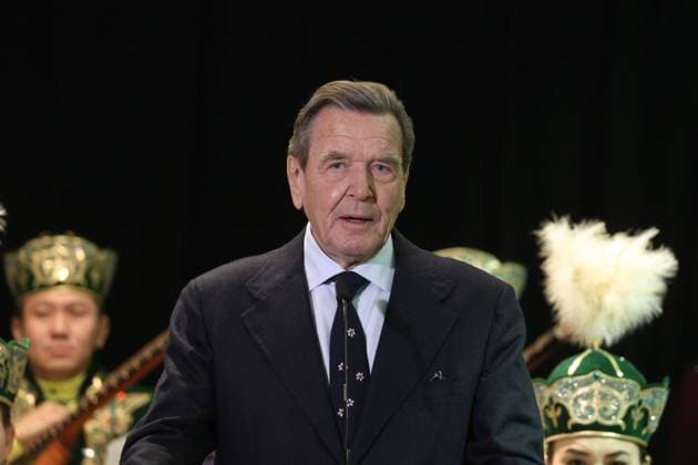 Hannover, anlässlich des 30. Jahrestages der Aufnahme diplomatischer Beziehungen zwischen Kasachstan und Deutschland organisieren die Botschaft der Republik Kasachstan in der Bundesrepublik Deutschland und der Honorarkonsul der Republik Kasachstan in Niedersachsen, Herr Günter Papenburg, ein Konzert des Akademischen Orchesters der kasachischen Volksinstrumente Dina Nurpeissowa in der ZAG Arena, Altkanzler Gerhard Schröder, *** Hanover, on the occasion of the 30th anniversary of the establishment of diplomatic relations between Kazakhstan and Germany, the Embassy of the Republic of Kazakhstan in the Federal Republic of Germany and the Honorary Consul of the Republic of Kazakhstan in Lower Saxony, Mr. Günter Papenburg, organize a concert