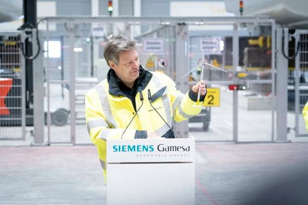 News Themen der Woche KW05 News Bilder des Tages Besichtigung Fertigungsstelle für Offshore-Windradkomponenten von Siemens Gamesa in Cuxhaven durch Bundeswirtschaftsminister Bundesminister Robert Habeck während seines Besuchs;Besichtigung Fertigungsstelle für Offshore-Windradkomponenten von Siemens Gamesa in Cuxhaven durch Bundeswirtschaftsminister Bundesminister Robert Habeck während seines Besuchs, Cuxhaven Niedersachsen Deutschland Siemens Gamesa *** Visit of the production site for offshore wind turbine components of Siemens Gamesa in Cuxhaven by Federal Minister of Economics Federal Minister Robert Habeck during his visit Visit of the production site for offshore wind turbine components of Siemens Gamesa in Cuxhaven by Federal Minister of Economics Federal Minister Robe