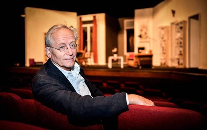 Schauspieler Joachim Hermann Luger *** NUR FÜR REDAKTIONELLE ZWECKE *** EDITORIAL USE ONLY ***<p>Schauspieler Joachim Hermann Luger sitzt am Freitag den 07.09.2018 vor der Kulisse des Theaterstücks Achtung Deutsch im Rathaustheater. Er gastiert nach dem Abschied aus der Lindenstraße im Rathaustheater. Deutschland NRW Essen Copyright: KerstinxKokoska *** Actors Joachim Hermann Luger *** ONLY FOR EDITORIAL PURPOSE *** EDITORIAL USE ONLY *** P Actors Joachim Hermann Luger sits on Friday the 07 09 2018 before the Backdrop of Play Attention German at City Hall Theatre he will be a guest at to the Farewell from the Lindenstrasse at City Hall Theatre Germany NRW Food Copyright KerstinxKokoska Copyright: KerstinxKokoska doc71sjc7wvgdvu30zq15j3 EDITORIAL USE ONLY