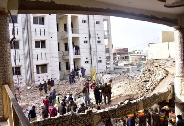 Bilder des Jahres 2023, News 01 Januar News Themen der Woche KW05 News Bilder des Tages (230131) -- PESHAWAR, Jan. 31, 2023 -- Rescuers and security personnel inspect the blast site in northwest Pakistan s Peshawar on Jan. 31, 2023. Death toll of Monday s suicide blast in a mosque in Pakistan s northwest Khyber Pakhtunkhwa province has risen to 100 on Tuesday with over 200 others injured, hospital sources said. (Photo by Xinhua) PAKISTAN-PESHAWAR-BLAST-DEATH TOLL SaeedxAhmad 