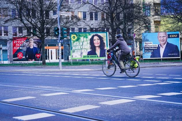 Wahlplakat Wiederholungswahl fuer das Abgeordnetenhaus in Berlin Wahlplakate in Berlin fuer die Wiederholungswahl des Abgeordnetenhaus Berlin von Buendnis90 Die Gruenen Bettina Jarasch; SPD Franziska Giffey, Kai Wegner CDU Berlin Berlin Deutschland *** Election poster repeat election for the House of Representatives in Berlin Election posters in Berlin for the repeat election of the House of Representatives Berlin by Buendnis90 Die Gruenen Bettina Jarasch SPD Franziska Giffey, Kai Wegner CDU Berlin Berlin Germany