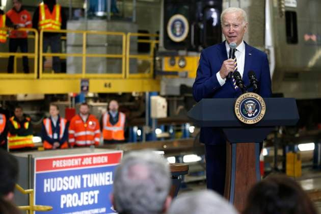 News Themen der Woche KW05 News Bilder des Tages US President Biden Infrastructure Law Press Conference In New York City US President Joe Biden discusses funding for the Hudson Tunnel Project at the West Side Rail Yard on January 31, 2023 in New York City, USA. The project by some estimates is said to facilitate the commute for approximately 200,000 passenger trips per weekday on Amtrak and New Jersey Transit. The construction of the 16 billion dollar project is expected to begin in the fall of 2024, and is due for completion in 2035. New York City NY United States  Copyright: xJohnxLamparskix originalFilename: lamparski-uspresid230131_npENK.jpg