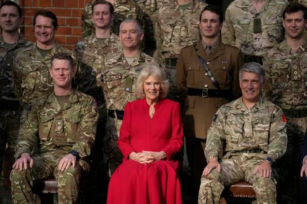 Entertainment Themen der Woche KW05 Entertainment Bilder des Tages . 31 01 2023. Aldershot, United Kingdom. Camilla, The Queen Consort, Colonel of the Grenadier Guards, during a visit to Lille Barracks in Aldershot, United Kingdom, where she met members of the Battalion, presented medals and met families.  xPoolx xi-Imagesx IIM-24113-0003