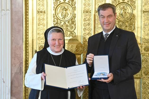 News Themen der Woche KW05 News Bilder des Tages Frau Aebtissin Gertrud PESCH mit Markus SOEDER (Ministerpraesident Bayern und CSU Vorsitzender). Verleihung Bayerischer Verdienstorden im Prinz Carl Palais am 31.01.2023. *** Mrs. Aebtissin Gertrud PESCH with Markus SOEDER Ministerpraesident Bavaria and CSU chairman award Bavarian order of merit in the prince Carl palace on 31 01 2023