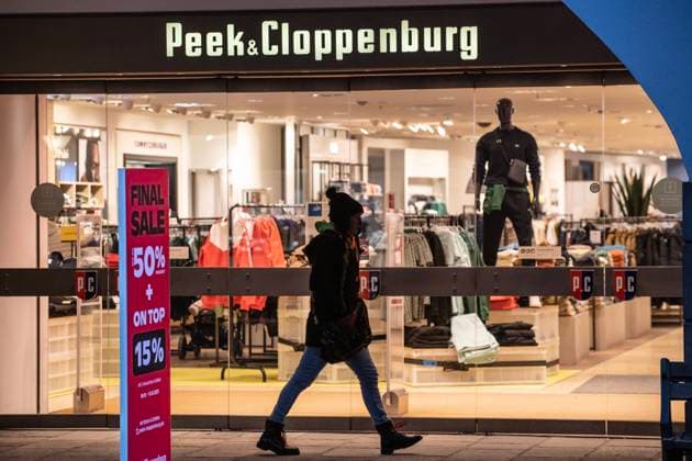 Filiale von Peek und Cloppenburg, Max-Josefs-Platz, Rosenheim, 31. Januar 2023 Deutschland, Rosenheim, 31. Januar 2023, Filiale von Modehändler Peek und Cloppenburg am Max-Josefs-Platz, in der historischen Altstadt, Eingang, Sale, Textil-Einzelhandelskette, Passantin, Geschäft, Winter, Januar 2023,, Bayern, bayerisch, Aussenaufnahme, Querformat, *** Branch of Peek and Cloppenburg, Max Josefs Platz, Rosenheim, 31 January 2023 Germany, Rosenheim, 31 January 2023, branch of fashion retailer Peek and Cloppenburg at Max Josefs Platz, in the historic old town, entrance, sale, textile retail chain, passer-by, store, winter, January 2023,, Bavaria, Bavarian, exterior shot, landscape format,