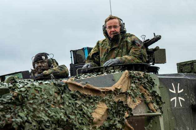 Ukraine-Krieg, Jahrestag der Invasion, Chronologie der Ereignisse, Archivbilder News Themen der Woche KW05 News Bilder des Tages Bundesverteidigungsminister Pistorius besucht Panzerbataillon 203 Bundesverteidigungsminister Pistorius besucht Panzerbataillon 203 und begutachtet mit dem Leopard 2A6 Kampfpanzer, der in der Ukraine eingesetzt werden soll. Augustdorf Generalfeldmarschall-Rommel-Kaserne Nordrhein-Westfalen Deutschland *** German Defense Minister Pistorius visits Tank Battalion 203 German Defense Minister Pistorius visits Tank Battalion 203 and inspects with Leopard 2A6 main battle tank to be deployed in Ukraine Augustdorf Generalfeldmarschall Rommel Kaserne Nordrhein Westfalen Germany Copyright: xDavidxInderliedx