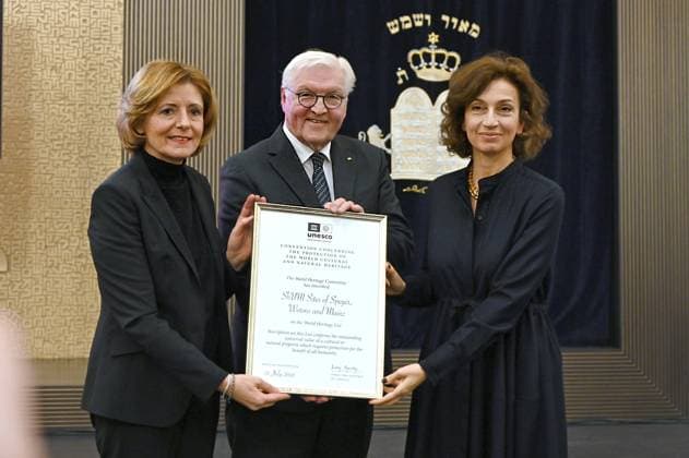 Bilder des Jahres 2023, News 02 Februar News Themen der Woche KW05 News Bilder des Tages (V.l.n.r.) Die rheinland-pfaelzische Ministerpraesidentin Malu Dreyer, Bundespraesident Frank-Walter Steinmeier und UNESCO-Generaldirektorin Audrey Azoulay mit Urkunde am 01.02.2023 waehrend des Festakts und der Uebergabe der UNESCO-Welterbe-Urkunde fuer die SchUM-Staetten Speyer, Worms und Mainz in der Neuen Synagoge in Mainz. Die Zeugnisse der mittelalterlichen juedischen Gemeinden in Mainz, Worms und Speyer sollen nach Ueberzeugung von Bundespraesident Frank-Walter Steinmeier kuenftig mehr Besucher aus aller Welt anziehen. Er wuensche sich, dass die sogenannten SchUM -Staetten zu einer Begegnungsstaette und einem lebendigen Symbol fuer ein friedliches Miteinander werden , sagte er in der Mainzer Synagoge. (Siehe epd-Meldung vom 01.02.2 Copyright: epd-bildx xKristinaxSchaefer epd-Steinmeier_Synagoge5 - Kopieren