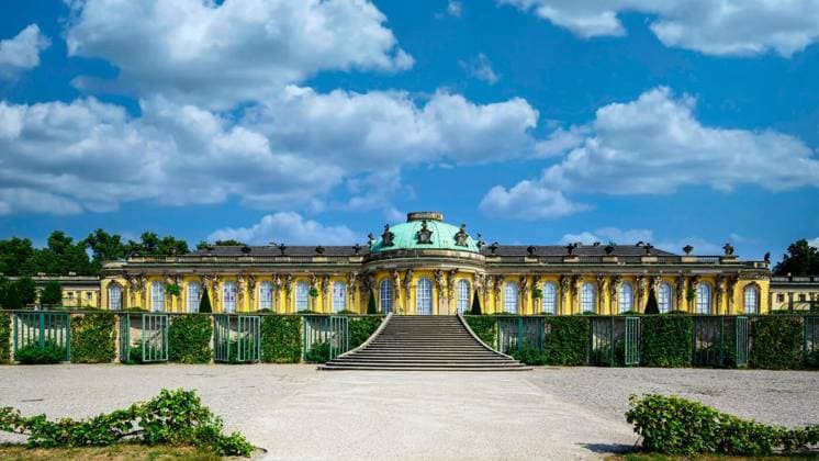  A view of Sanssouci Palace in Potsdam, A view of Sanssouci Palace in Potsdam with its beautiful park, A view of Sanssouci Palace in Potsdam with its beautiful park, 09.01.2023, Copyright: xAndreas-Voelkelx Panthermedia33449423.jpg